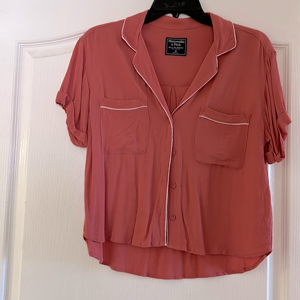 Short sleeve button down, with white piping.